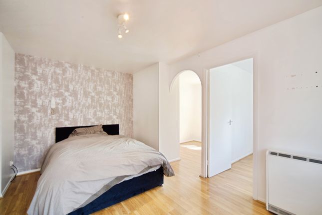 71, Leigh Hunt Drive, London photo 3