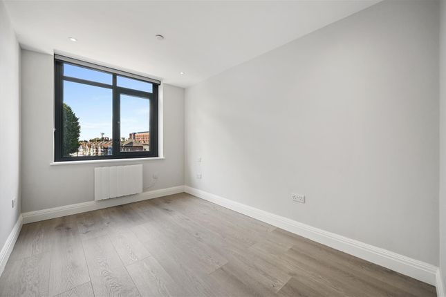 Flat to rent in Flat 12 Francis House, 760-762 Barking Road, London