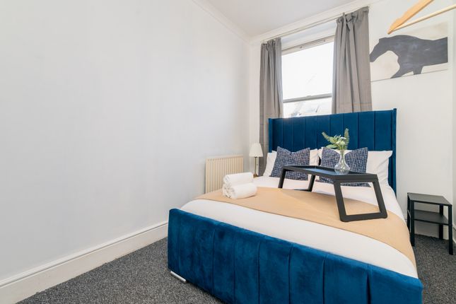 Flat to rent in Westbourne Grove, London