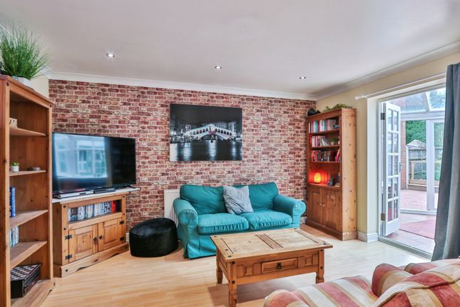 11, Audemer Court, Hampshire photo 2