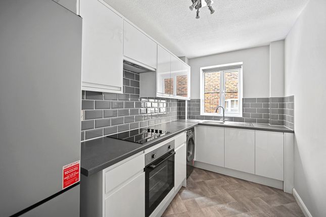 Flat to rent in Overton Road, Sutton