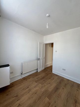 Spacious 3-Bedroom Terraced Flat With Reception &amp; Modern Kitchen