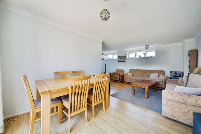 28, Folkestone Road, London photo 3