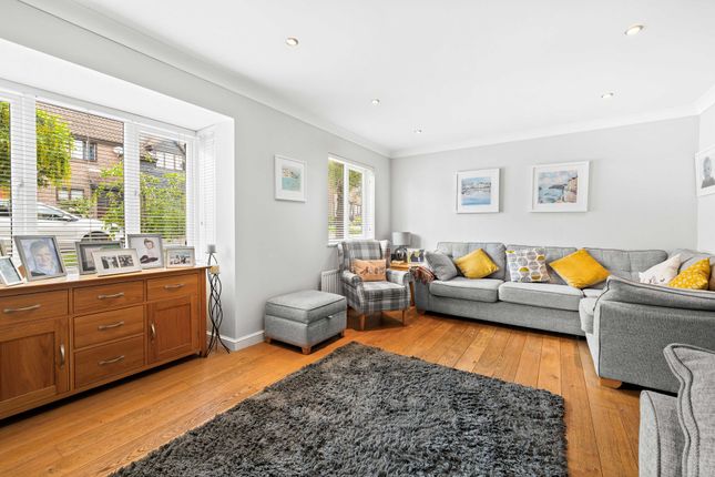 2 Clarence Drive, East Grinstead photo 3
