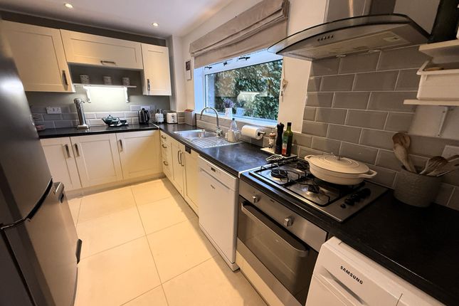 Fareham Close, Swindon photo 4
