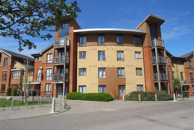 Flat to rent in Commonwealth Drive, Crawley, Crawley