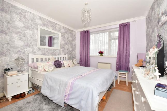 Thumbnail Flat for sale in Essenden Road, Belvedere, Kent