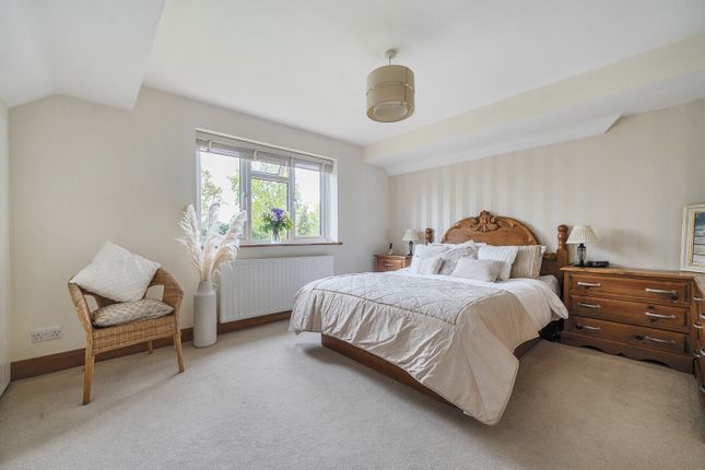 7, Shortheath Crest, Farnham photo 4