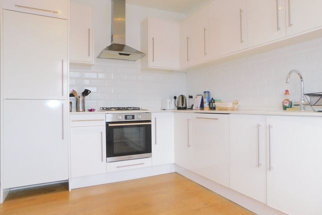 Flat B, 22, Sylvester Road, London photo 3