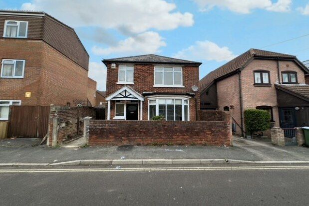 Detached house to rent in Mordaunt Road, Southampton