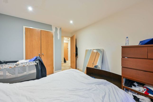 Flat for sale in Chandler Way, Peckham, London