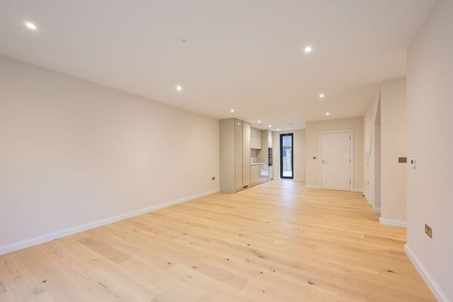 38 Kings Mews,, Loats Road, London photo 3