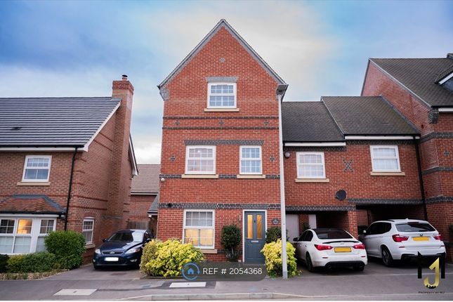Detached house to rent in Hawthorn, Shinfield, Reading