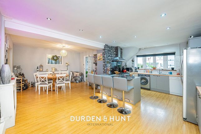 19 Coopers Close, Chigwell photo 4