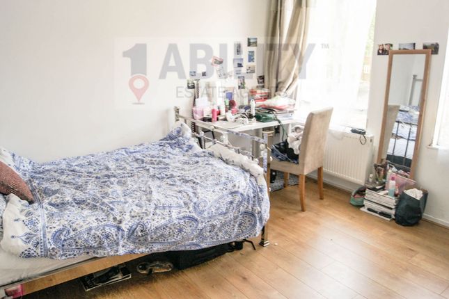 Flat to rent in Langdale Close, London