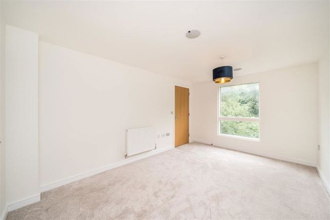 98, Seren Park Gardens, London photo 4