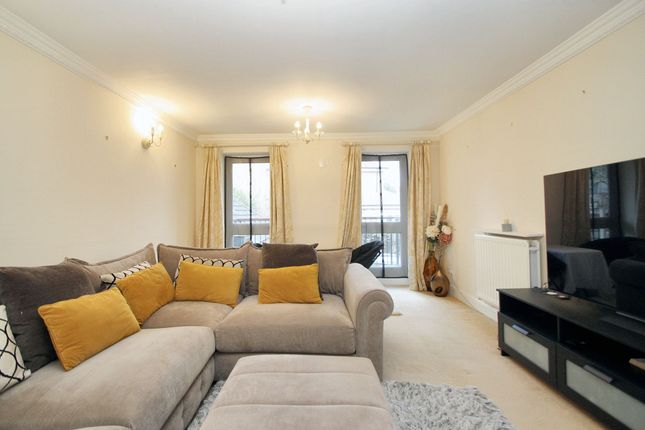 Flat 5, The Watergardens Elrington Road, Woodford Green photo 3