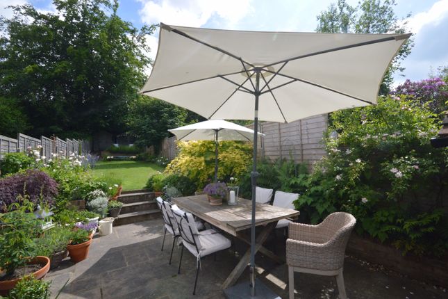 82, Lion Lane, Surrey photo 2