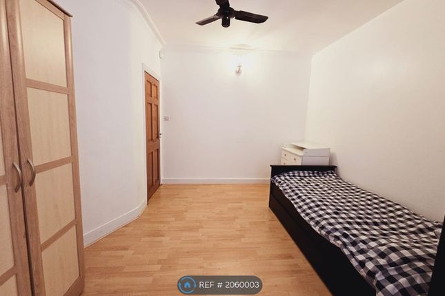 Room to rent in Annesley Avenue, Colindale