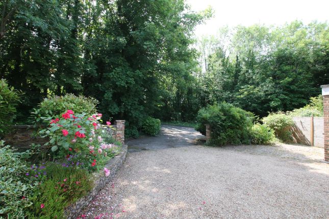 4-bed house on Lindrick, Ermyn Way, Leatherhead, £675,000
