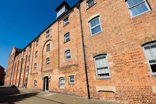 Thumbnail Flat to rent in Cairns Close, Lichfield