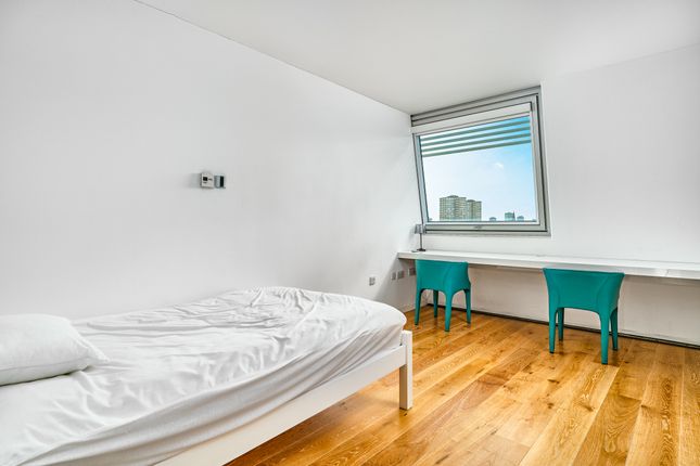 Flat to rent in Hester Road, London