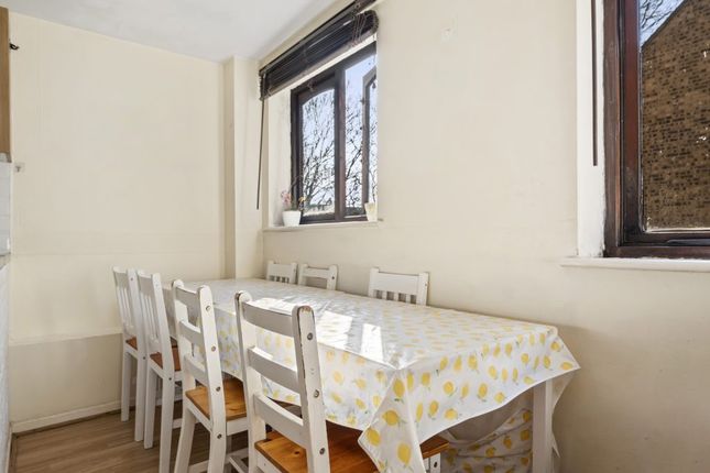 7, Lincoln Court, Gants Hill photo 3