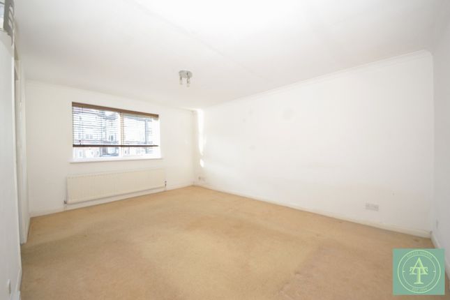15 Queens Avenue, Winchmore Hill photo 2