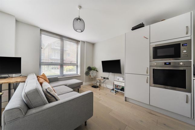 Flat 5, Harrier House, Antoinette Close, Kingston Upon Thames photo 2