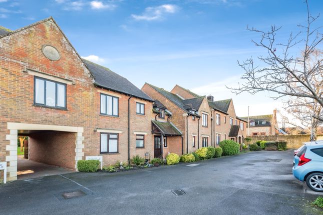 32, Parsonage Court, Swindon photo 3