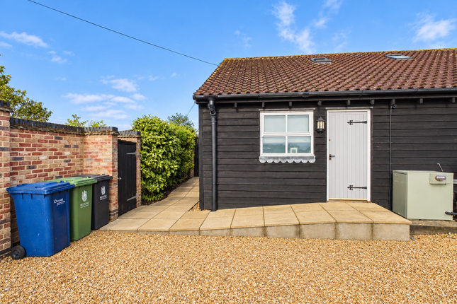 1-bed bungalow on Horseshoe Cottage, New Farm, Landbeach, Cambridge, £1,200/mo