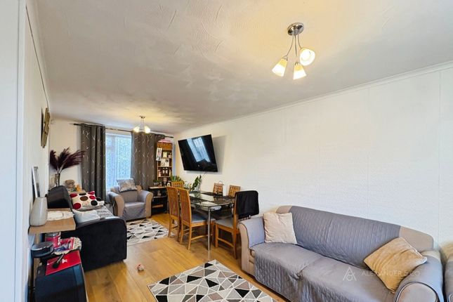 94, Tithe Farm Road, Dunstable photo 2
