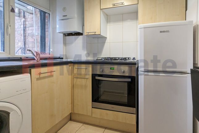 Flat to rent in Russell Parade, Golders Green Road, London