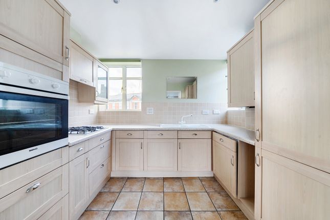 14, Queens Court, Winchester photo 2
