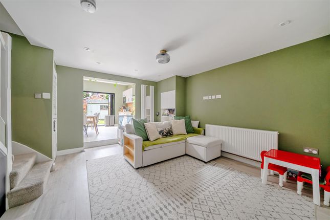 5, Knighton Close, Reading photo 3