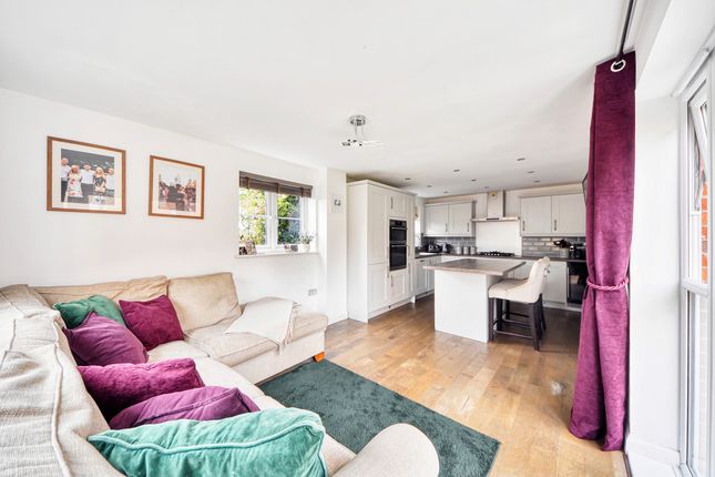 82, Coronel Close, Swindon photo 4