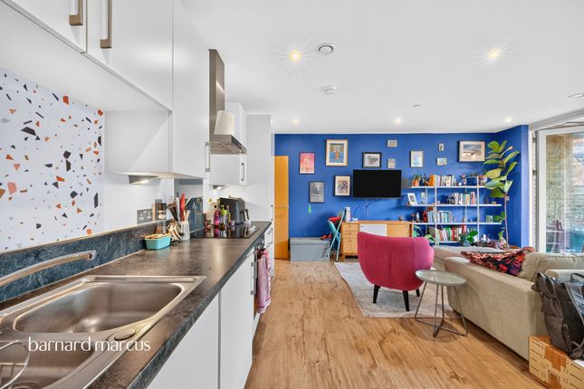 Flat 5, 3, Angel Lane, London photo 4