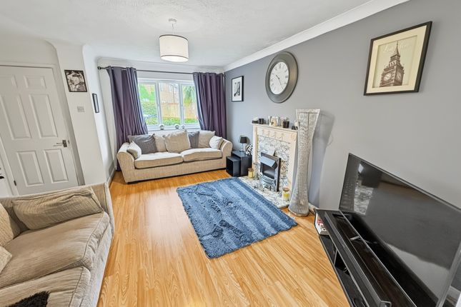 Sinclair Close, Crawley photo 3