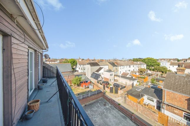 Flat 5, Bay View Court,, Stour Road, Essex photo 3
