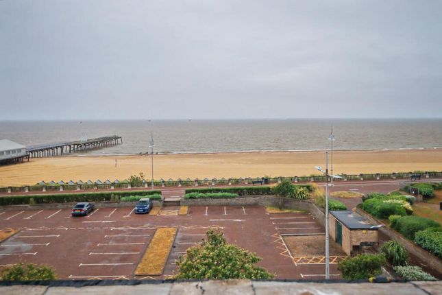 Flat 5, 5 Kirkley Cliff, Lowestoft photo 2
