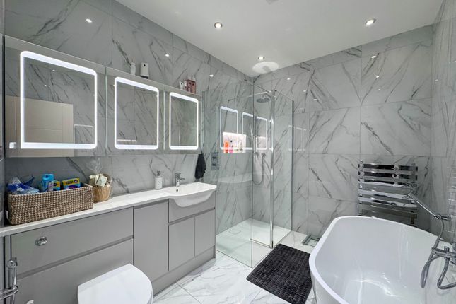 43 Fairmead Crescent, Edgware photo 3