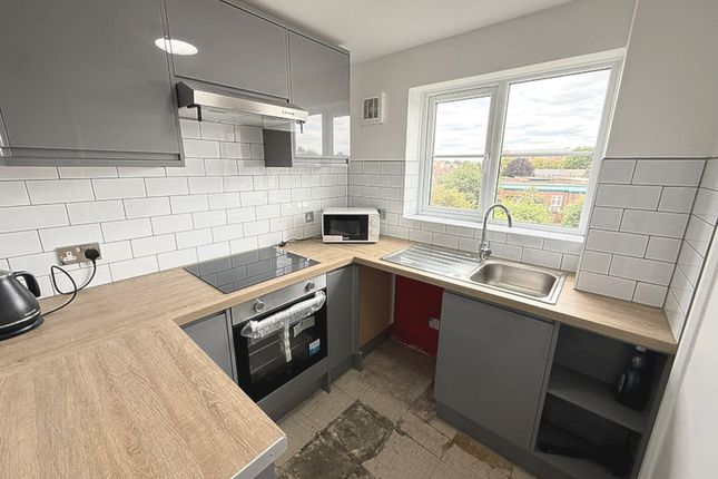 Flat Flat 16, Wells Court, Regarth Avenue, Romford photo 3