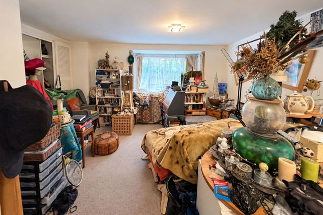 6 York Close, London photo 3