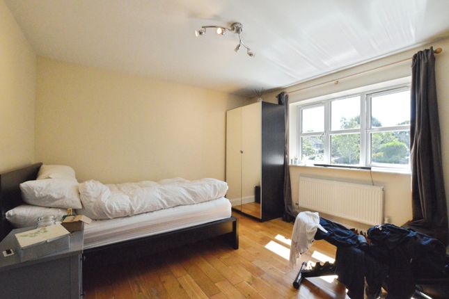 4, Banfield Court, London Colney photo 5