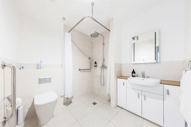 Flat for sale in Birch Place, Dukes Ride, Crowthorne