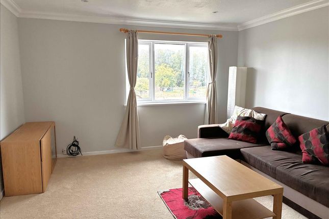 28, Deerhurst Close, Feltham photo 2