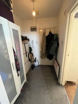 Flat 2, 728, High Road, London photo 4
