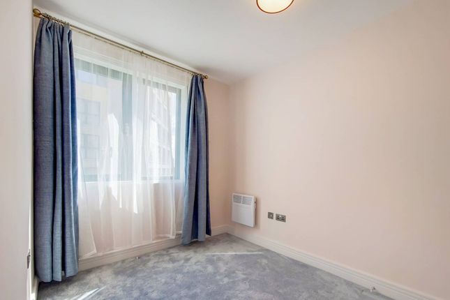 Flat to rent in Mansell Street, City, London