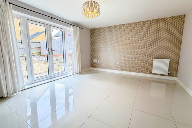 3 Glanville Crescent, Stevenage photo 3