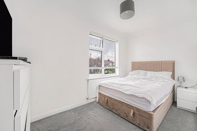 4 The Triangle, Burnt Oak Lane, Sidcup photo 4
